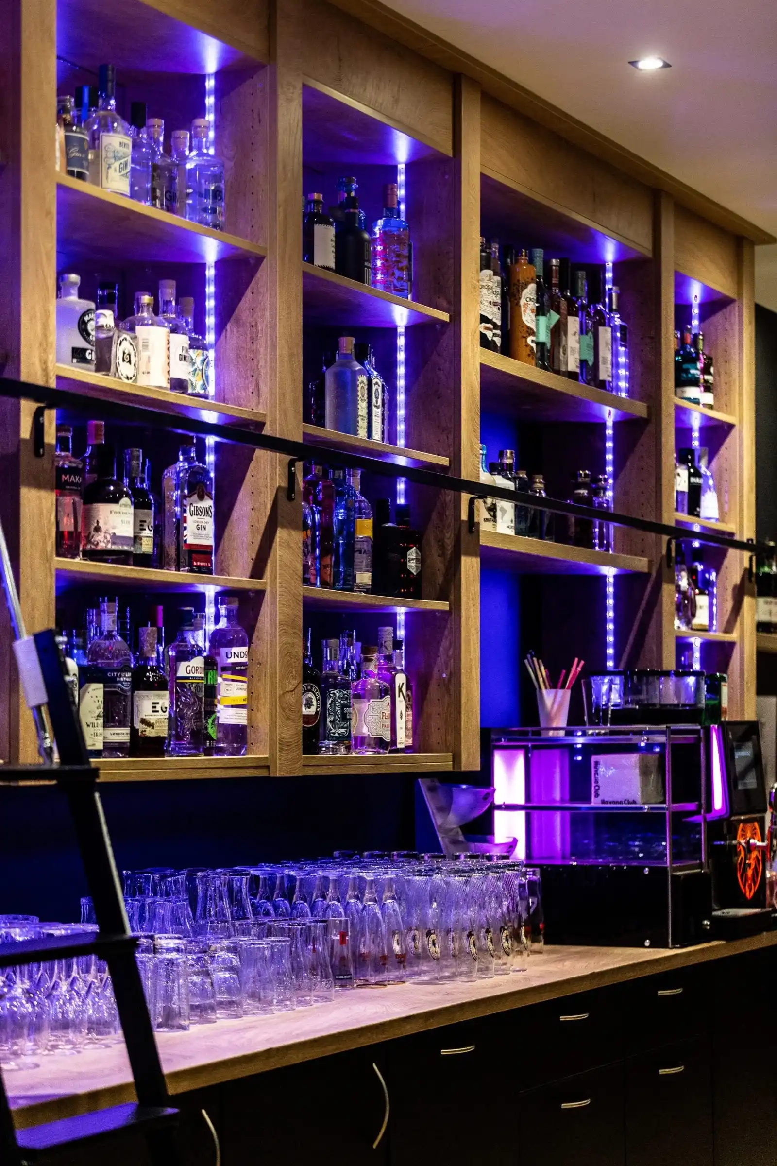Gin-Regale an der Bar