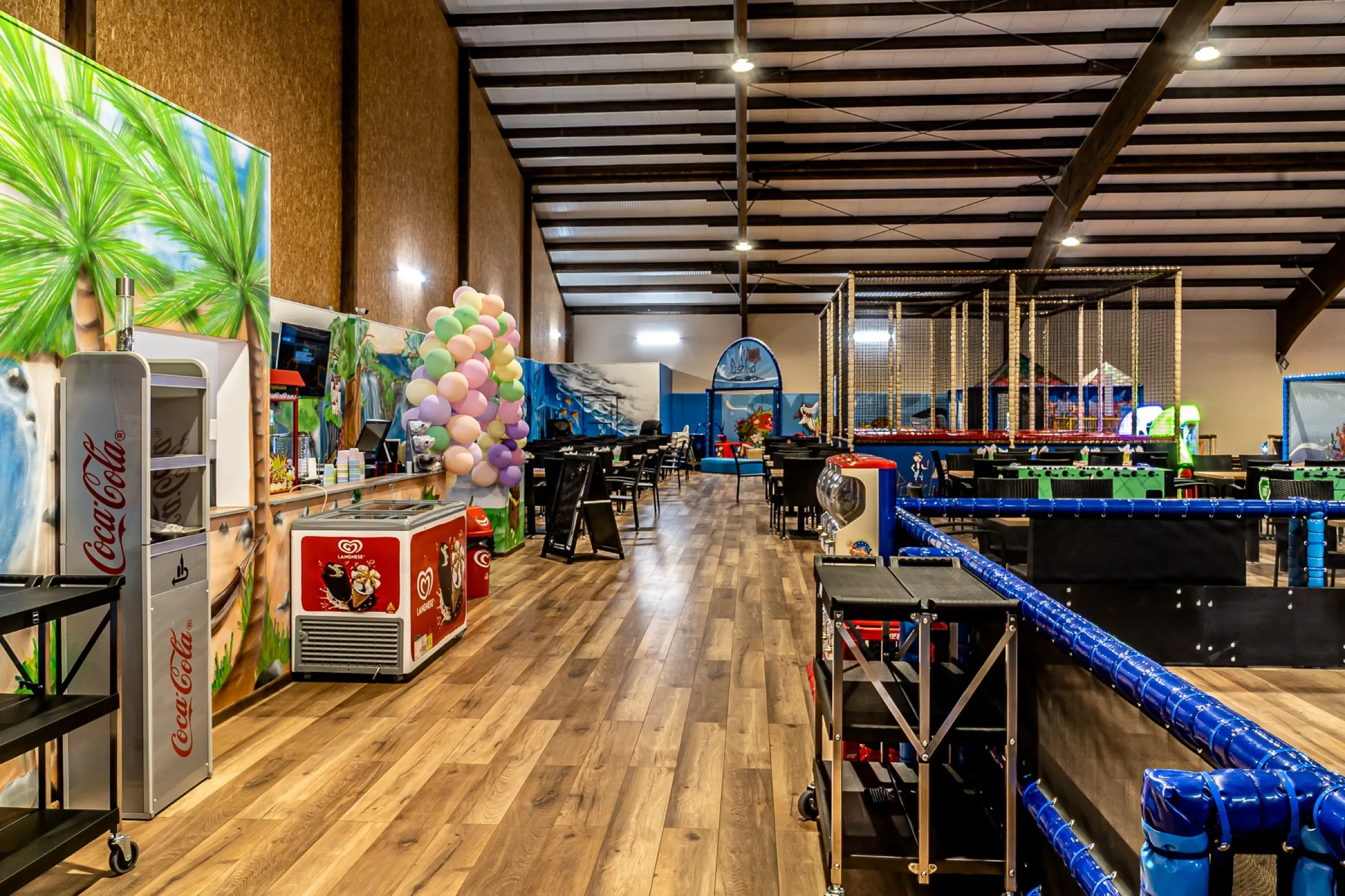 Halle des Kinderparadieses mit Kiosk und Kletterlandschaft