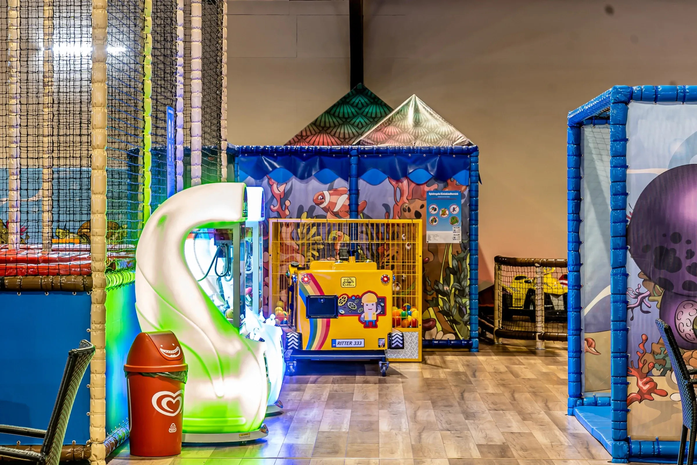 Rutsche und Spielhaus im Kinderparadies