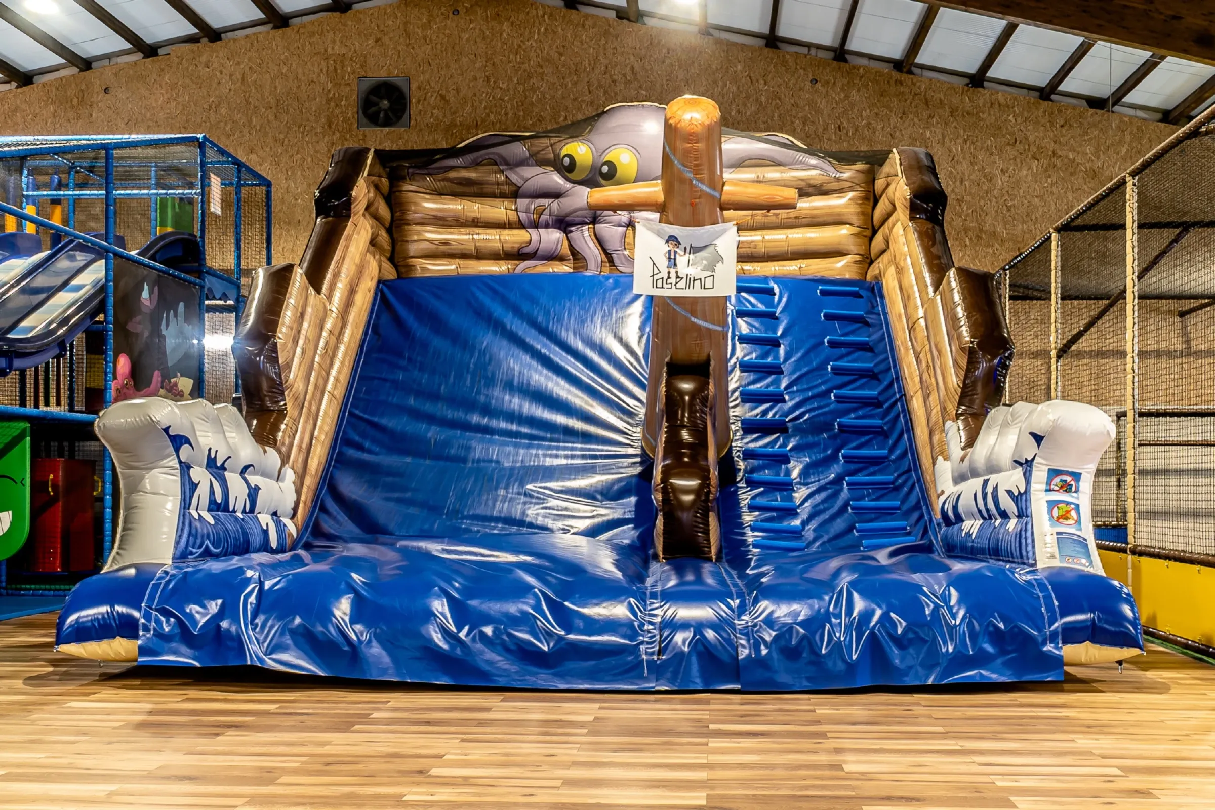 Rutsche im Kinderparadies