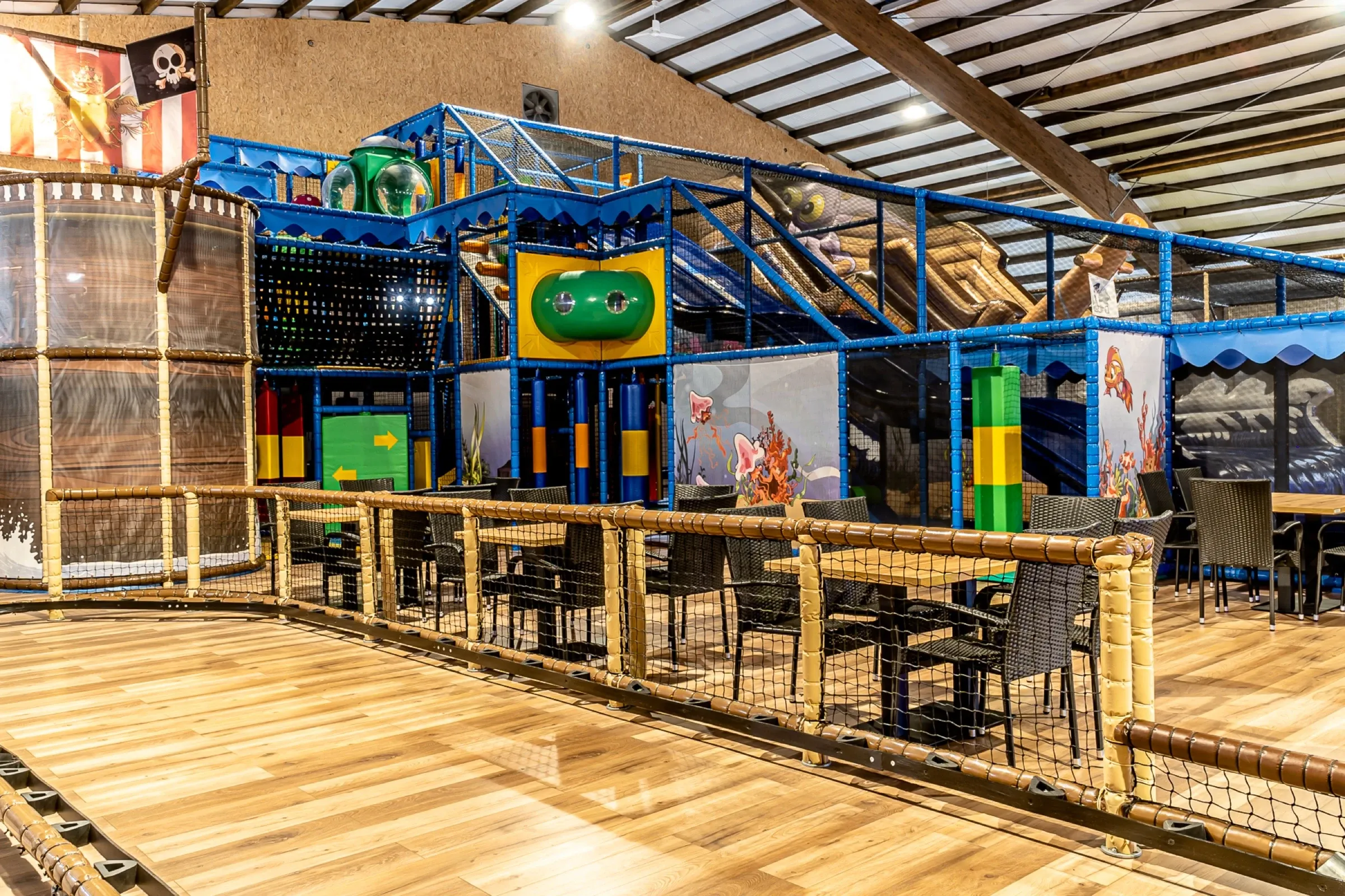Kletterlandschaft und Sitzbereich in der Halle