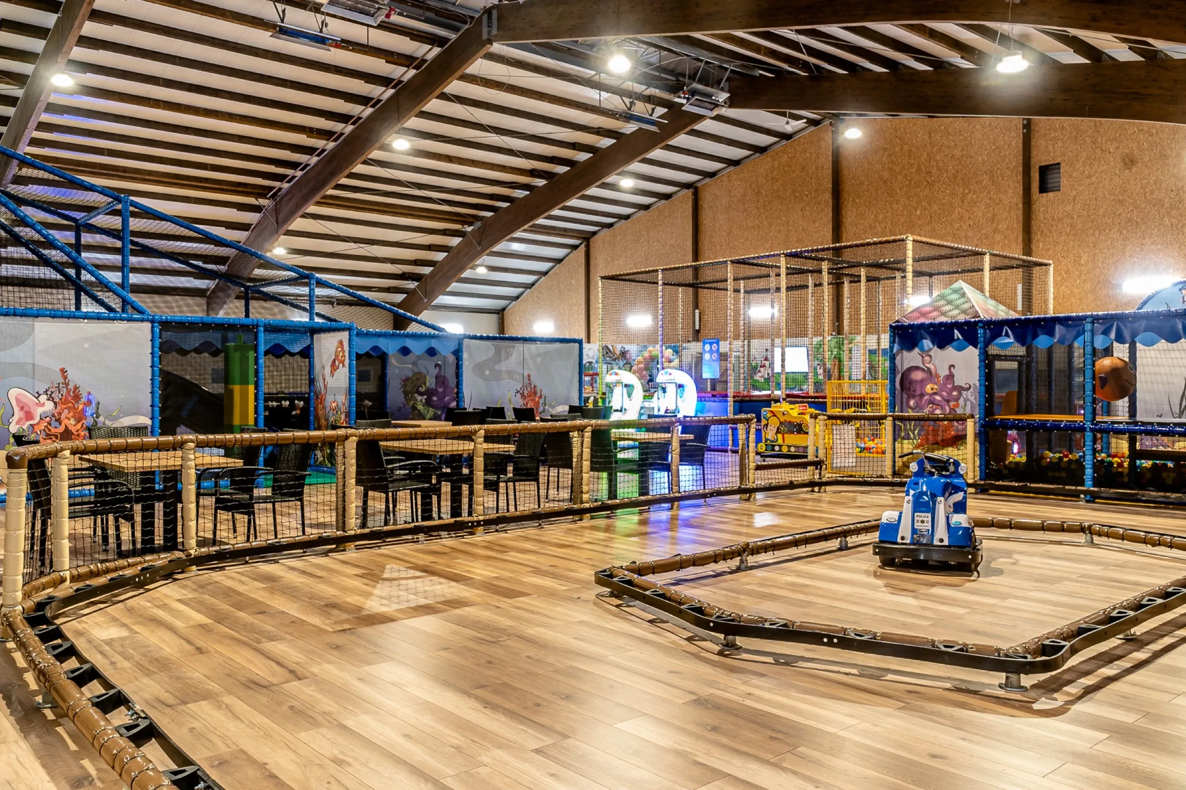 Kletterlandschaft und Fahrbahn in der Halle