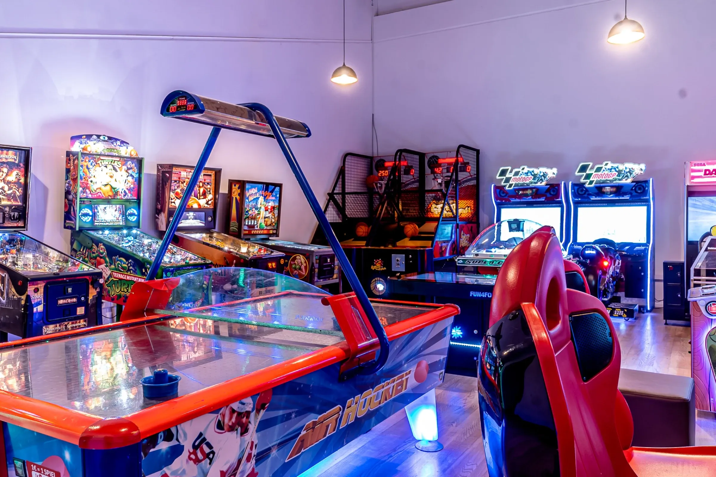Spielhalle mit Airhockey und Rennsimulatoren