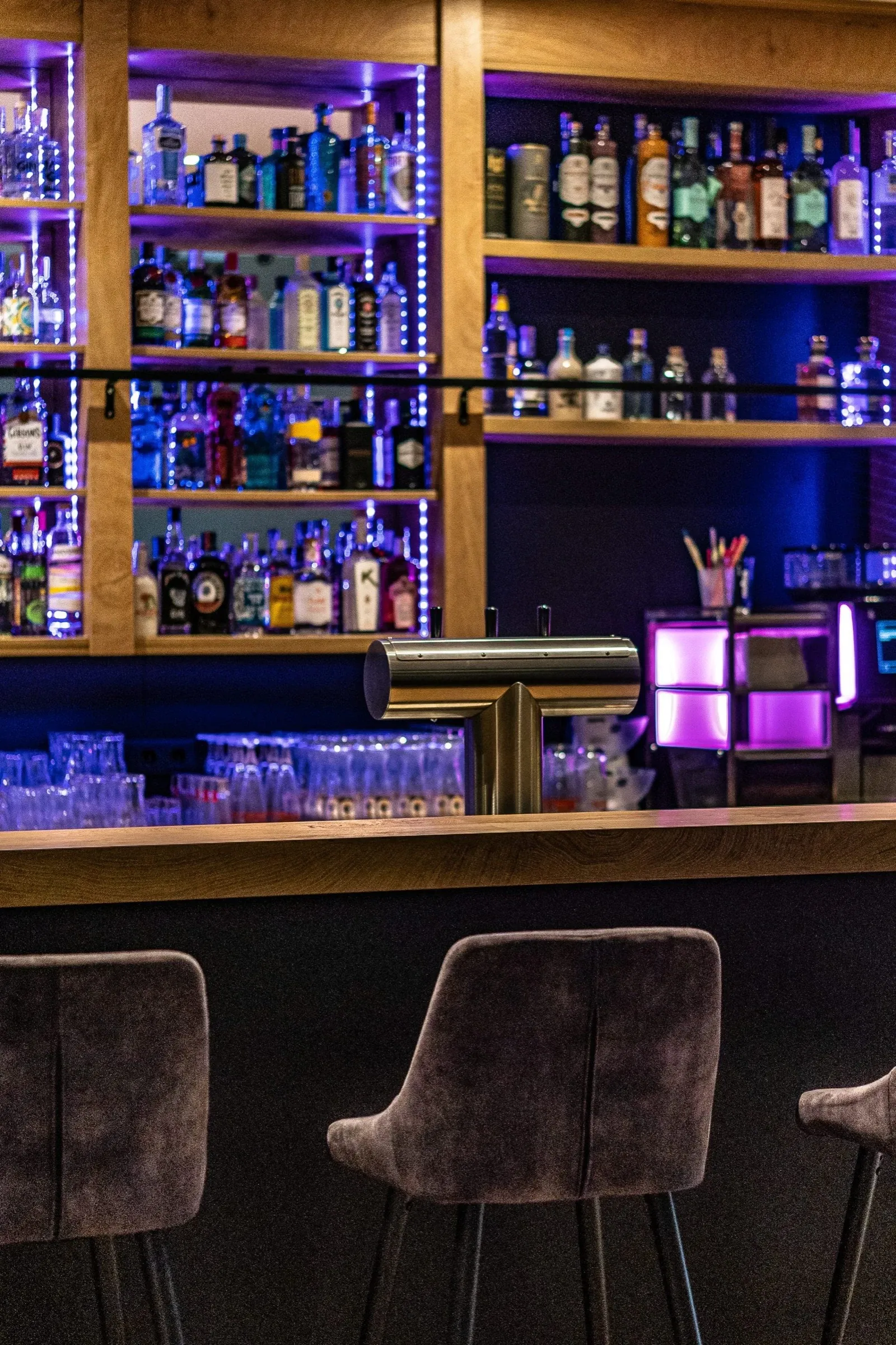 Ginregale über der Theke